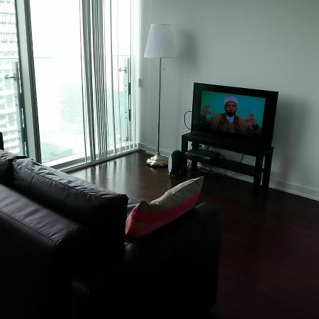 Trinity Suites - Condo On York Street Торонто Екстер'єр фото