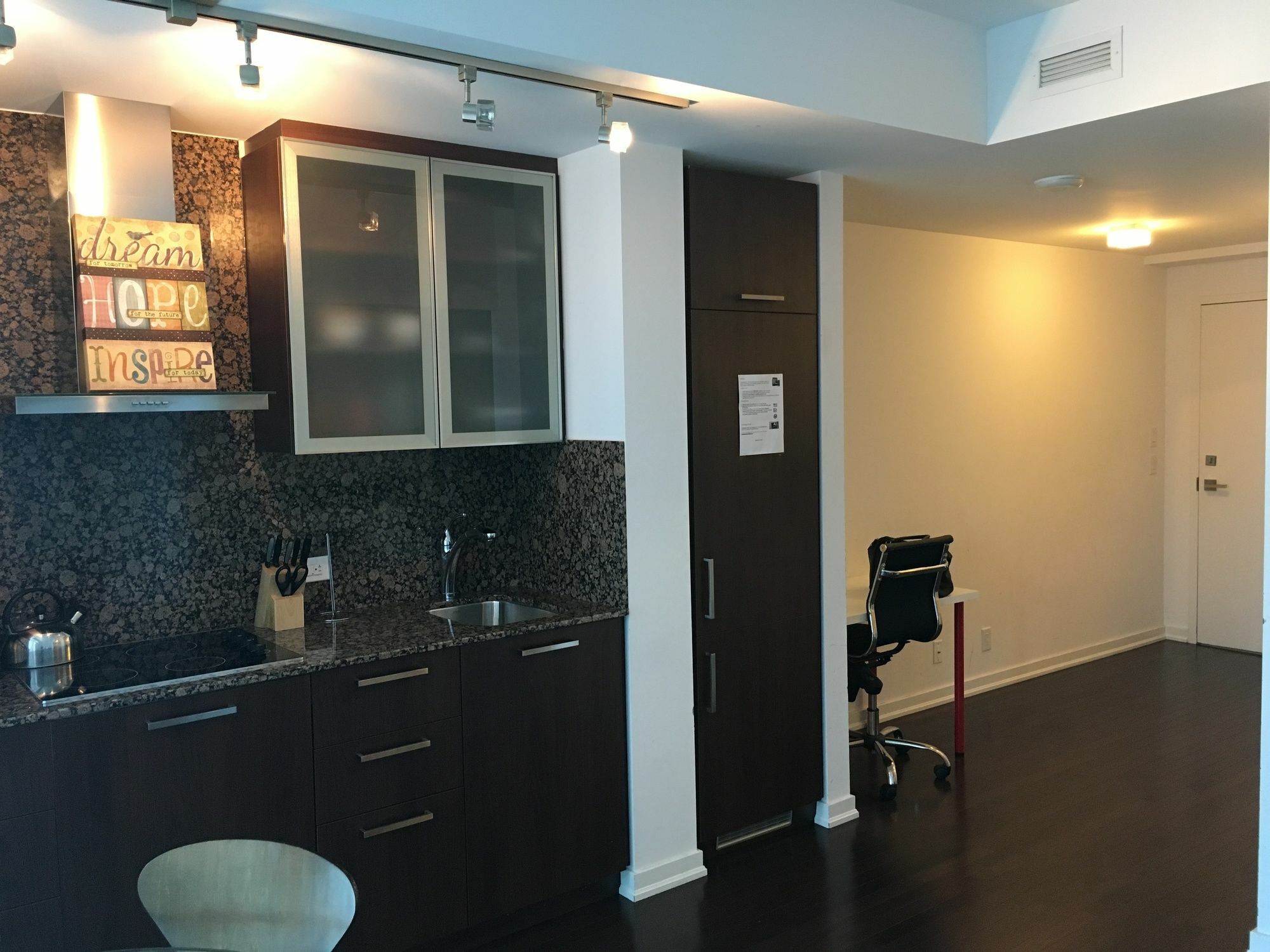 Trinity Suites - Condo On York Street Торонто Екстер'єр фото